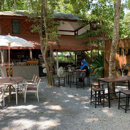 Hug Rimtharn Hotel Ban Khao Klom Exterior photo